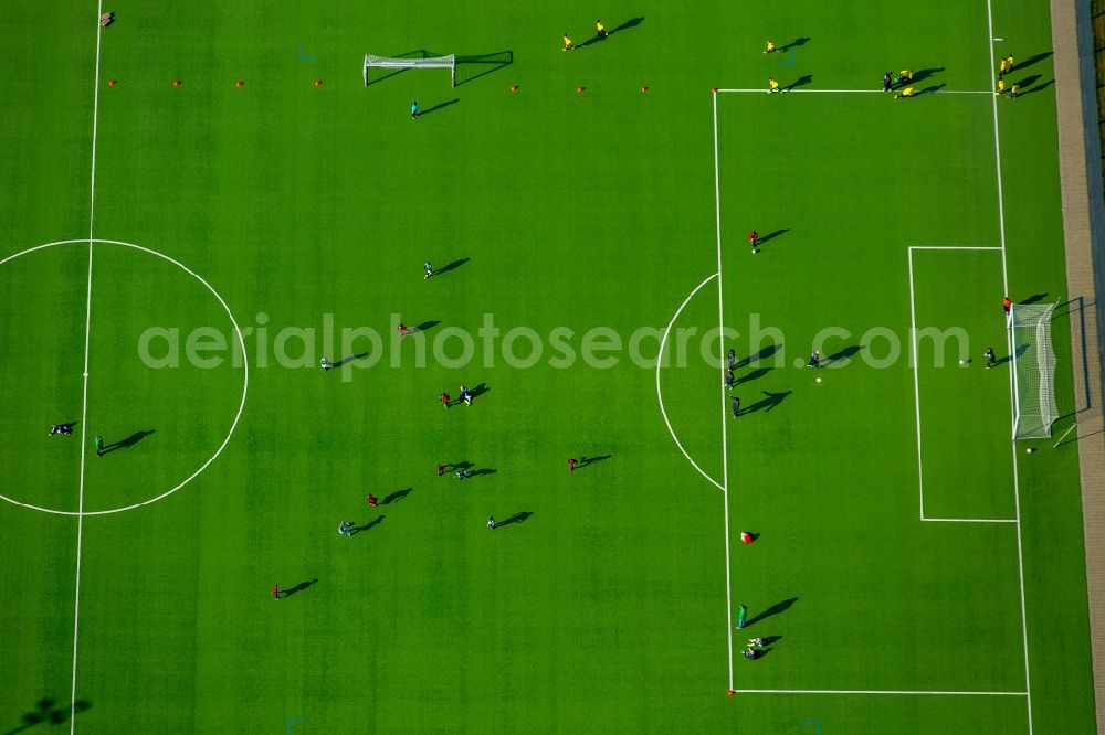 Aerial image Kamp-Lintfort - Ensemble of sports grounds mit Trainingsmannschaft des TuS Fichte Lintfort 1914 e.V. on Franzstrasse in Kamp-Lintfort in the state North Rhine-Westphalia