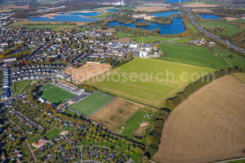 Aerial image Kamp-Lintfort - Ensemble of sports grounds mit Trainingsmannschaft des TuS Fichte Lintfort 1914 e.V. on Franzstrasse in Kamp-Lintfort in the state North Rhine-Westphalia