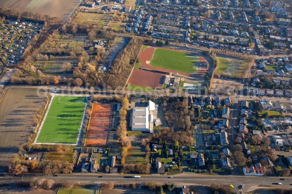 Aerial photograph Bottrop - Ensemble of sports grounds VfB Kirchhellen 1920 e.V. Loewenfeldstrasse in the district Kirchhellen in Bottrop in the state North Rhine-Westphalia