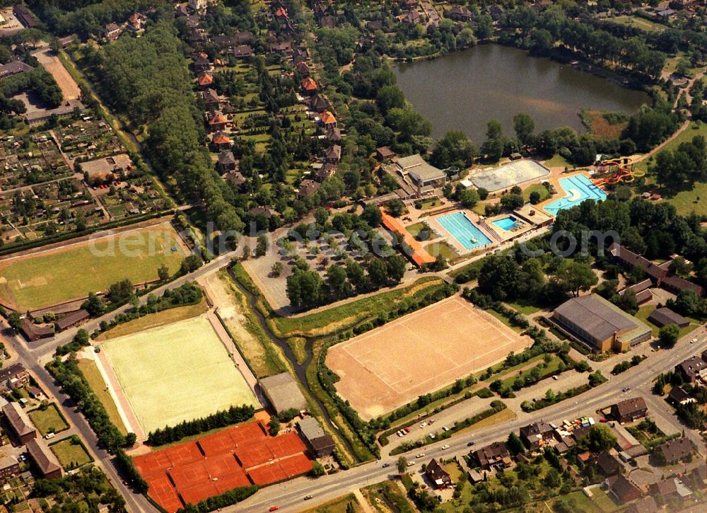 Aerial photograph Kamp-Lintfort - Ensemble of sports grounds between Eyller Strasse, Konradstrasse and Bertastrasse in Kamp-Lintfort in the state North Rhine-Westphalia