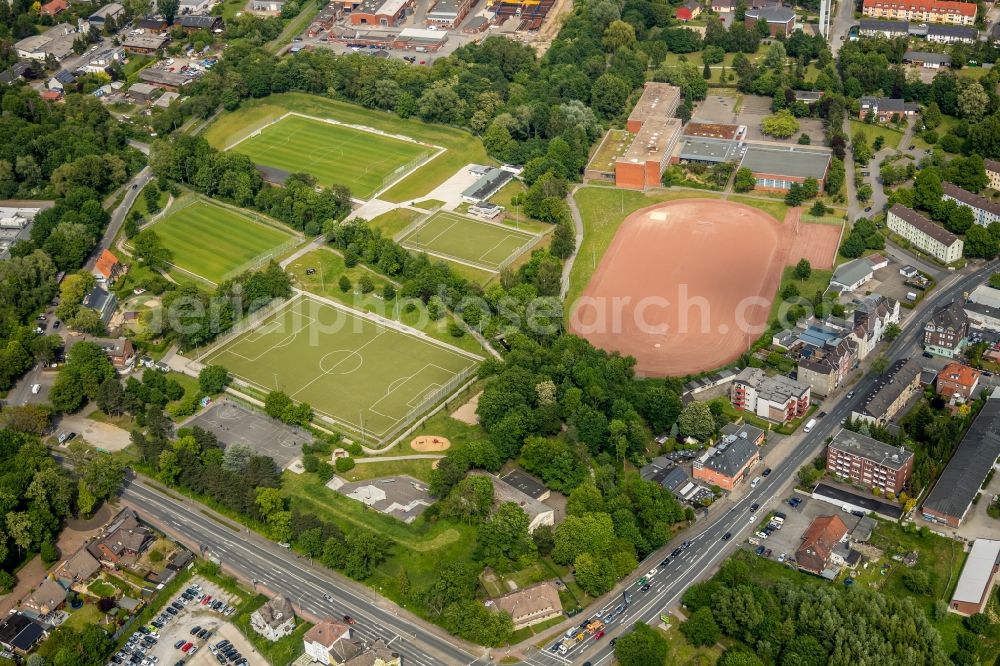 Hamm from the bird's eye view: Ensemble of sports grounds between Roemerstrasse - Im Ruenfeld - Bockumer Weg and Herbert-Sandhoff-Weg in Hamm in the state North Rhine-Westphalia, Germany