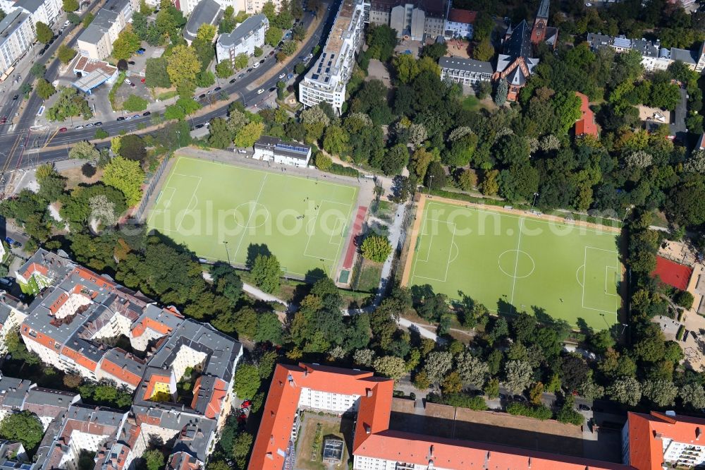 Aerial photograph Berlin - Ensemble of sports grounds between of Strasse on Schoelerpark and Am Volkspark in the district Wilmersdorf in Berlin, Germany