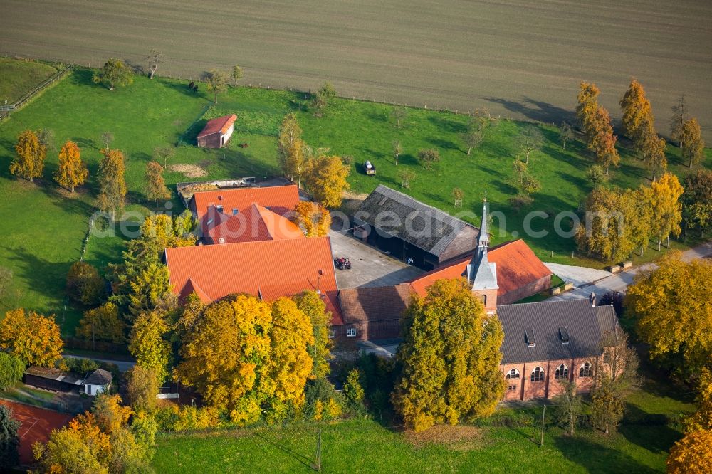 Hamm from above - Ensemble of the tennis courts and sports grounds of Tennis Club Geithe and building of the restaurant Schulte-Geithe in Hamm in the state of North Rhine-Westphalia