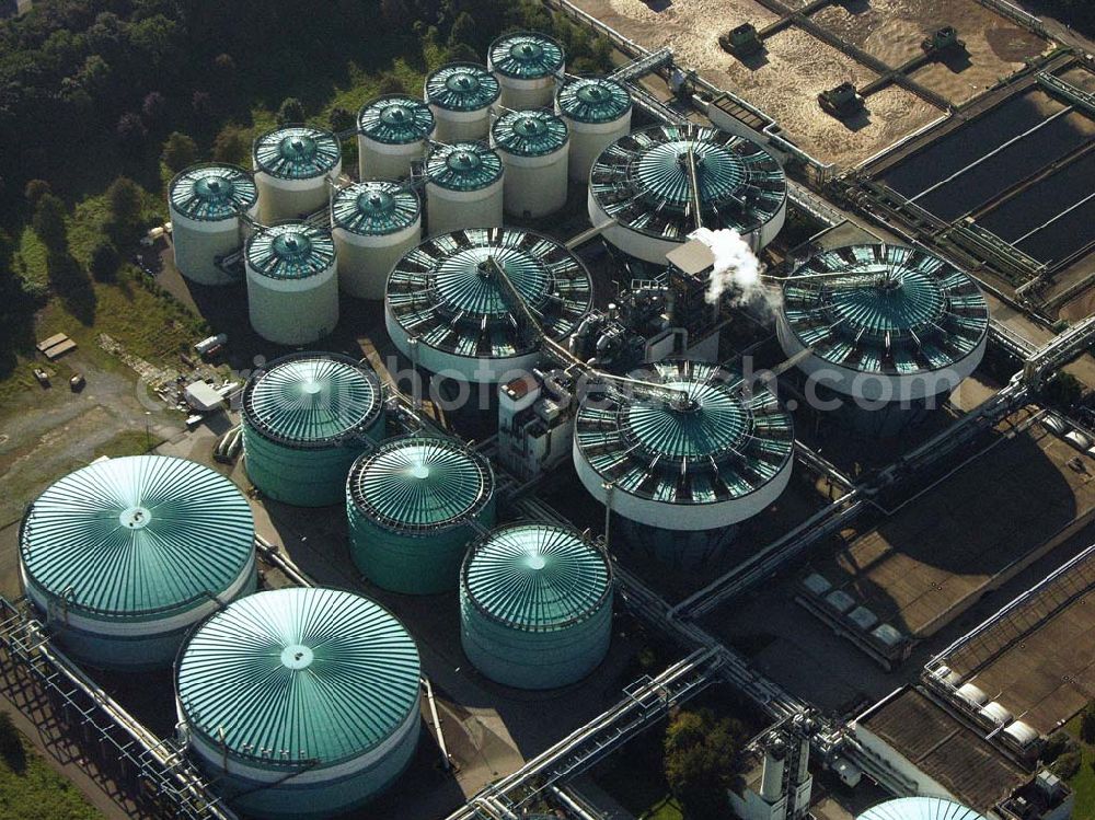 Leverkusen (NRW) from above - 29.08.2005 Leverkusen (NRW) Blick auf das nördlich des Bayer-Werks anschließende Entsorgungszentrum von Bayer Leverkusen mit Müllverbrennungsanlage, Turmbiologie (Klärwerk) und Deponie, das Ende der 60er Jahre erbaut worden ist. Bayer Industry Services GmbH & Co. OHG 51368 Leverkusen Tel.: +49-(0)214 / 30-1