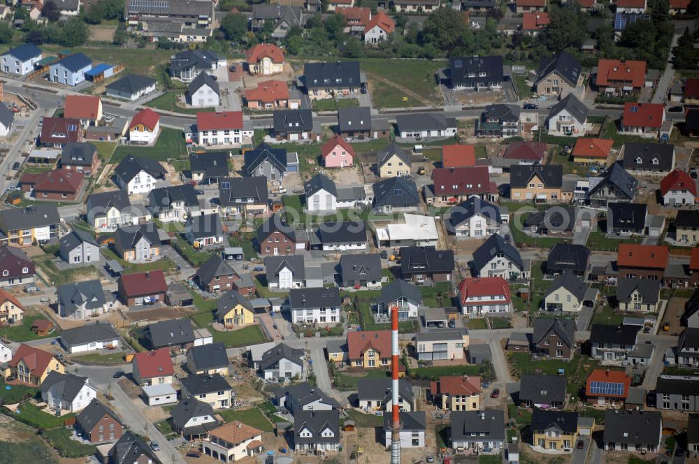 Braunschweig from above - Blick auf die entstehende Einfamilienhaussiedlung in Broitzem Braunschweig. Broitzem verfügt über eine große Baufläche zwischen Broitzemer Steinberg und Steinberganger. Viele der beliebten Grundstücke in dieser reizvollen Lage sind bereits verkauft und mit Einfamilienhäusern bebaut.