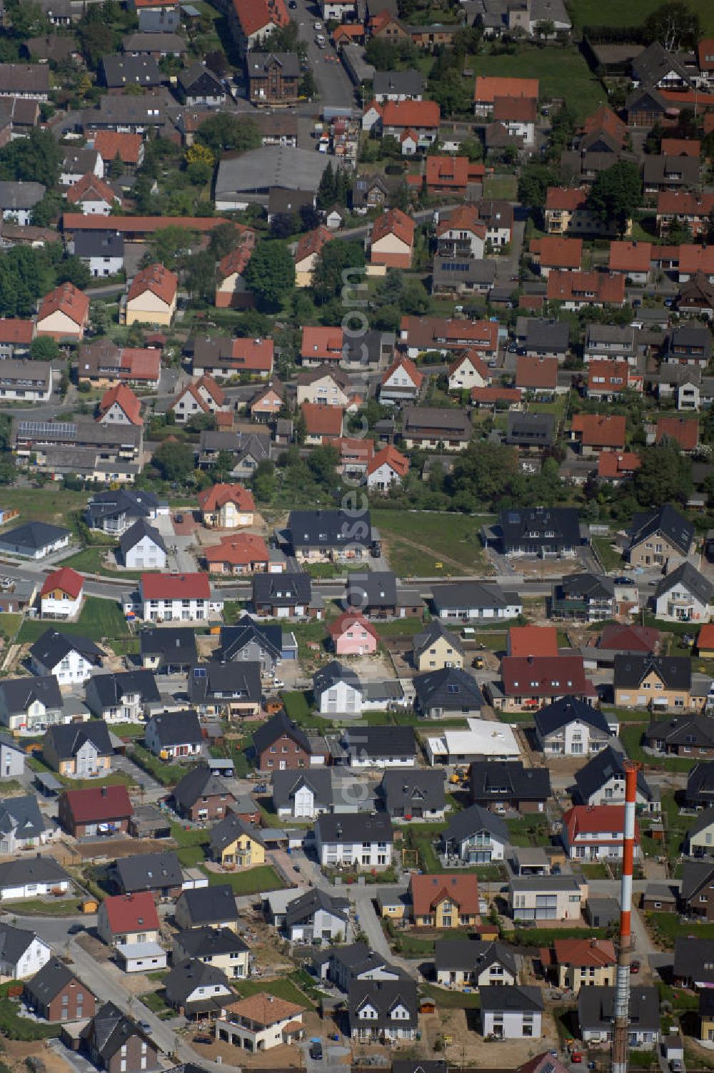 Braunschweig from the bird's eye view: Blick auf die entstehende Einfamilienhaussiedlung in Broitzem Braunschweig. Broitzem verfügt über eine große Baufläche zwischen Broitzemer Steinberg und Steinberganger. Viele der beliebten Grundstücke in dieser reizvollen Lage sind bereits verkauft und mit Einfamilienhäusern bebaut.