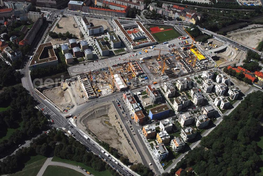 München from the bird's eye view: Entstehung des neuen Münchner Stadtquartiers Theresienhöhe. Auf dem 47,1 ha großen ehem. Messegelände am Rande der Innenstadt sollen in einer Mischung aus Kern- und Wohngebiet ca. 4000 bis 5000 Arbeitsplätze, 1400 Wohnungen, Schule, Kita, Grünflächen u.a. entstehen. Informationen zum Gesamtprojekt Realisierungswettbewerbe: Susanne Bäumler, Tel.: 089/23322083, Fax: 089/23326410, susanne.baeumler@muenchen.de, http://