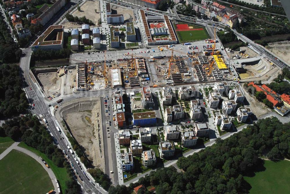 Aerial image München - Entstehung des neuen Münchner Stadtquartiers Theresienhöhe. Auf dem 47,1 ha großen ehem. Messegelände am Rande der Innenstadt sollen in einer Mischung aus Kern- und Wohngebiet ca. 4000 bis 5000 Arbeitsplätze, 1400 Wohnungen, Schule, Kita, Grünflächen u.a. entstehen. Informationen zum Gesamtprojekt Realisierungswettbewerbe: Susanne Bäumler, Tel.: 089/23322083, Fax: 089/23326410, susanne.baeumler@muenchen.de, http://