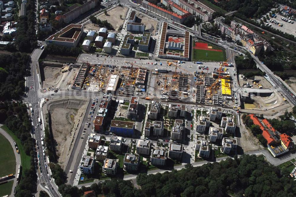 Aerial photograph München - Entstehung des neuen Münchner Stadtquartiers Theresienhöhe. Auf dem 47,1 ha großen ehem. Messegelände am Rande der Innenstadt sollen in einer Mischung aus Kern- und Wohngebiet ca. 4000 bis 5000 Arbeitsplätze, 1400 Wohnungen, Schule, Kita, Grünflächen u.a. entstehen. Informationen zum Gesamtprojekt Realisierungswettbewerbe: Susanne Bäumler, Tel.: 089/23322083, Fax: 089/23326410, susanne.baeumler@muenchen.de, http://