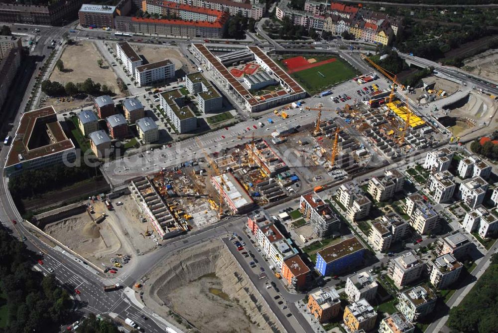 München from above - Entstehung des neuen Münchner Stadtquartiers Theresienhöhe. Auf dem 47,1 ha großen ehem. Messegelände am Rande der Innenstadt sollen in einer Mischung aus Kern- und Wohngebiet ca. 4000 bis 5000 Arbeitsplätze, 1400 Wohnungen, Schule, Kita, Grünflächen u.a. entstehen. Informationen zum Gesamtprojekt Realisierungswettbewerbe: Susanne Bäumler, Tel.: 089/23322083, Fax: 089/23326410, susanne.baeumler@muenchen.de, http://