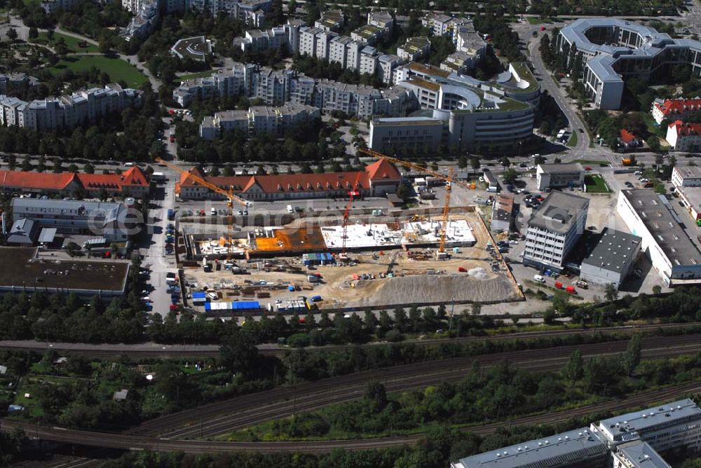 Aerial image München - Entstehung des neuen Münchner Stadtquartiers Theresienhöhe. Auf dem 47,1 ha großen ehem. Messegelände am Rande der Innenstadt sollen in einer Mischung aus Kern- und Wohngebiet ca. 4000 bis 5000 Arbeitsplätze, 1400 Wohnungen, Schule, Kita, Grünflächen u.a. entstehen. Informationen zum Gesamtprojekt Realisierungswettbewerbe: Susanne Bäumler, Tel.: 089/23322083, Fax: 089/23326410, susanne.baeumler@muenchen.de, http://