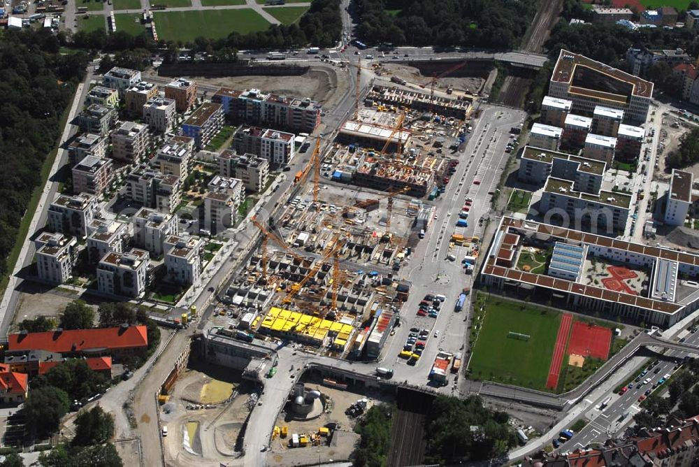 München from above - Entstehung des neuen Münchner Stadtquartiers Theresienhöhe. Auf dem 47,1 ha großen ehem. Messegelände am Rande der Innenstadt sollen in einer Mischung aus Kern- und Wohngebiet ca. 4000 bis 5000 Arbeitsplätze, 1400 Wohnungen, Schule, Kita, Grünflächen u.a. entstehen. Informationen zum Gesamtprojekt Realisierungswettbewerbe: Susanne Bäumler, Tel.: 089/23322083, Fax: 089/23326410, susanne.baeumler@muenchen.de, http://