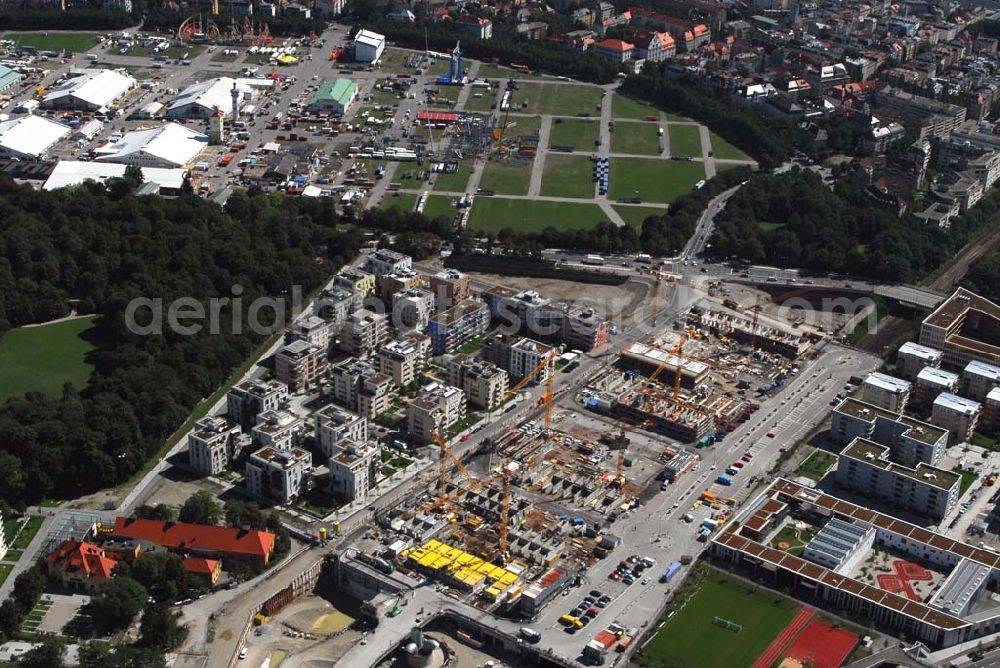 München from the bird's eye view: Entstehung des neuen Münchner Stadtquartiers Theresienhöhe. Auf dem 47,1 ha großen ehem. Messegelände am Rande der Innenstadt sollen in einer Mischung aus Kern- und Wohngebiet ca. 4000 bis 5000 Arbeitsplätze, 1400 Wohnungen, Schule, Kita, Grünflächen u.a. entstehen. Informationen zum Gesamtprojekt Realisierungswettbewerbe: Susanne Bäumler, Tel.: 089/23322083, Fax: 089/23326410, susanne.baeumler@muenchen.de, http://