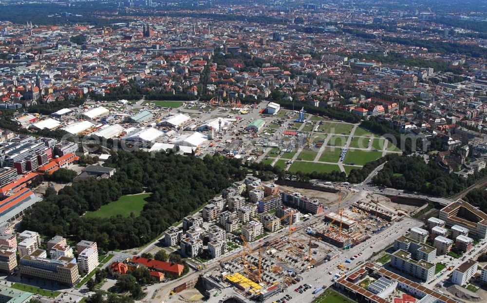 Aerial image München - Entstehung des neuen Münchner Stadtquartiers Theresienhöhe. Auf dem 47,1 ha großen ehem. Messegelände am Rande der Innenstadt sollen in einer Mischung aus Kern- und Wohngebiet ca. 4000 bis 5000 Arbeitsplätze, 1400 Wohnungen, Schule, Kita, Grünflächen u.a. entstehen. Informationen zum Gesamtprojekt Realisierungswettbewerbe: Susanne Bäumler, Tel.: 089/23322083, Fax: 089/23326410, susanne.baeumler@muenchen.de, http://