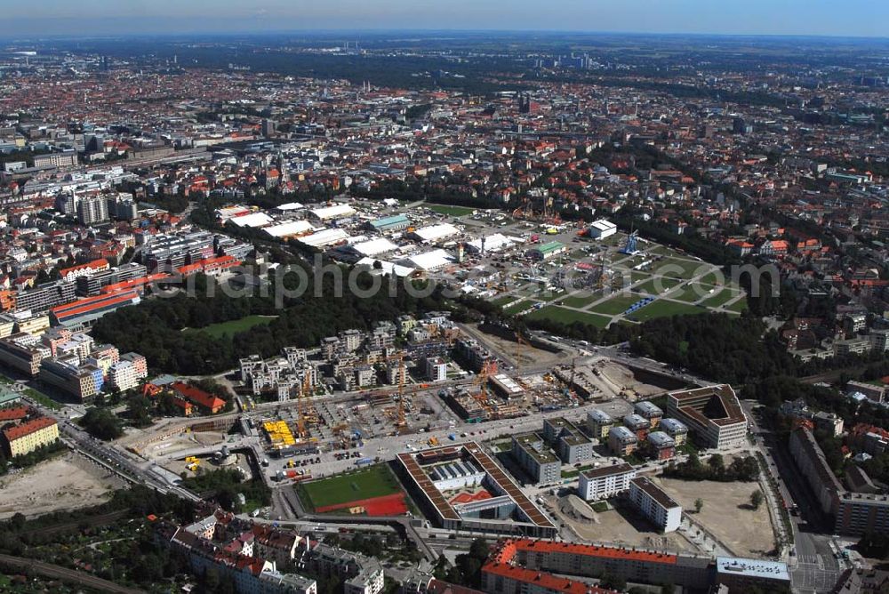 Aerial photograph München - Entstehung des neuen Münchner Stadtquartiers Theresienhöhe. Auf dem 47,1 ha großen ehem. Messegelände am Rande der Innenstadt sollen in einer Mischung aus Kern- und Wohngebiet ca. 4000 bis 5000 Arbeitsplätze, 1400 Wohnungen, Schule, Kita, Grünflächen u.a. entstehen. Informationen zum Gesamtprojekt Realisierungswettbewerbe: Susanne Bäumler, Tel.: 089/23322083, Fax: 089/23326410, susanne.baeumler@muenchen.de, http://