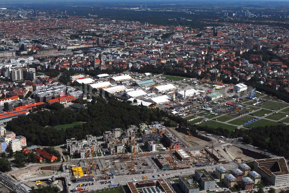 München from above - Entstehung des neuen Münchner Stadtquartiers Theresienhöhe. Auf dem 47,1 ha großen ehem. Messegelände am Rande der Innenstadt sollen in einer Mischung aus Kern- und Wohngebiet ca. 4000 bis 5000 Arbeitsplätze, 1400 Wohnungen, Schule, Kita, Grünflächen u.a. entstehen. Informationen zum Gesamtprojekt Realisierungswettbewerbe: Susanne Bäumler, Tel.: 089/23322083, Fax: 089/23326410, susanne.baeumler@muenchen.de, http://