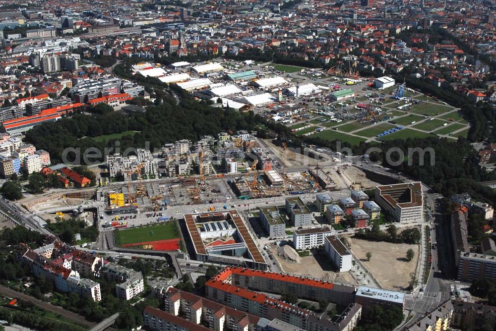 München from the bird's eye view: Entstehung des neuen Münchner Stadtquartiers Theresienhöhe. Auf dem 47,1 ha großen ehem. Messegelände am Rande der Innenstadt sollen in einer Mischung aus Kern- und Wohngebiet ca. 4000 bis 5000 Arbeitsplätze, 1400 Wohnungen, Schule, Kita, Grünflächen u.a. entstehen. Informationen zum Gesamtprojekt Realisierungswettbewerbe: Susanne Bäumler, Tel.: 089/23322083, Fax: 089/23326410, susanne.baeumler@muenchen.de, http://