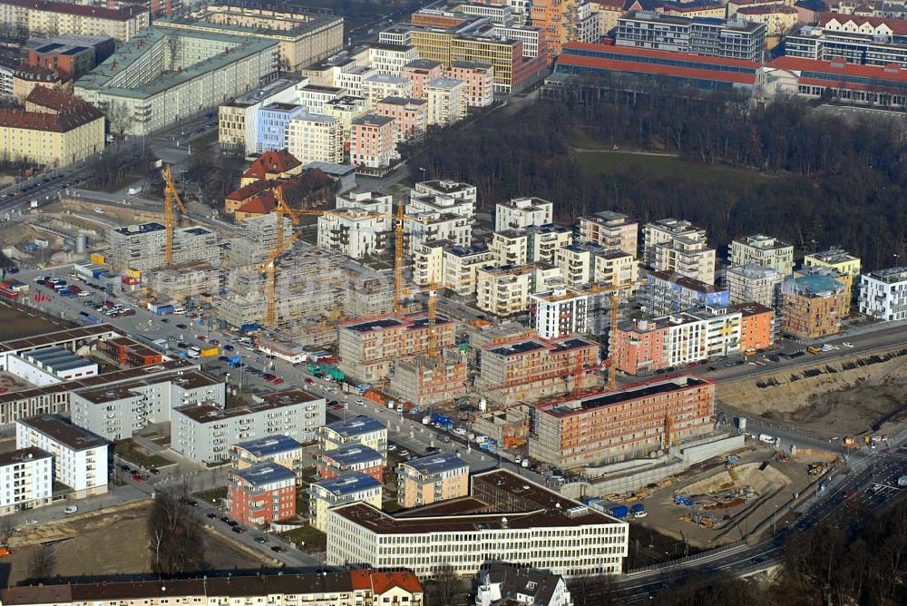 München from above - Entstehung des neuen Münchner Stadtquartiers Theresienhöhe. Auf dem 47,1 ha großen ehem. Messegelände am Rande der Innenstadt sollen in einer Mischung aus Kern- und Wohngebiet ca. 4000 bis 5000 Arbeitsplätze, 1400 Wohnungen, Schule, Kita, Grünflächen u.a. entstehen.