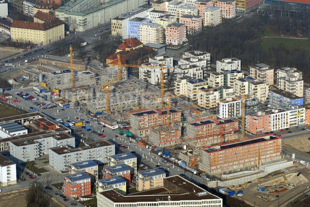 München from the bird's eye view: Entstehung des neuen Münchner Stadtquartiers Theresienhöhe. Auf dem 47,1 ha großen ehem. Messegelände am Rande der Innenstadt sollen in einer Mischung aus Kern- und Wohngebiet ca. 4000 bis 5000 Arbeitsplätze, 1400 Wohnungen, Schule, Kita, Grünflächen u.a. entstehen.