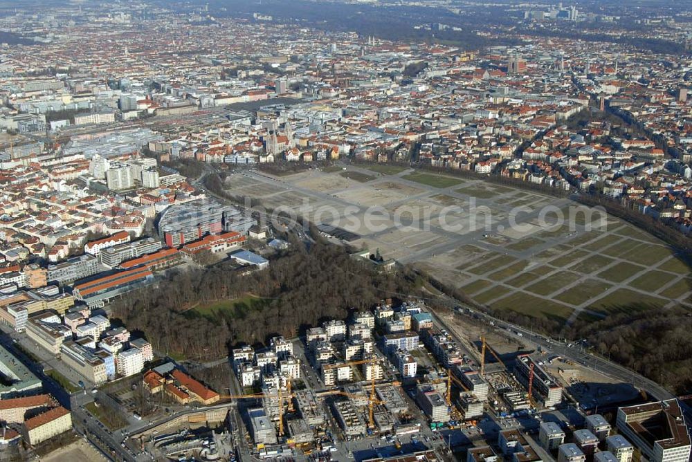 Aerial image München - Entstehung des neuen Münchner Stadtquartiers Theresienhöhe. Auf dem 47,1 ha großen ehem. Messegelände am Rande der Innenstadt sollen in einer Mischung aus Kern- und Wohngebiet ca. 4000 bis 5000 Arbeitsplätze, 1400 Wohnungen, Schule, Kita, Grünflächen u.a. entstehen.