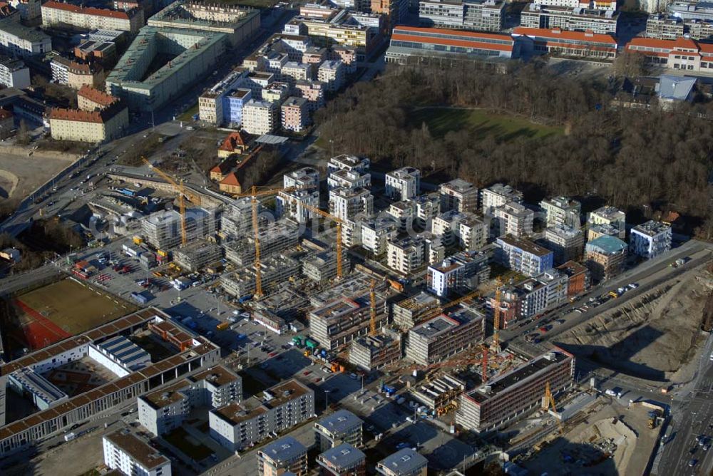 München from above - Entstehung des neuen Münchner Stadtquartiers Theresienhöhe. Auf dem 47,1 ha großen ehem. Messegelände am Rande der Innenstadt sollen in einer Mischung aus Kern- und Wohngebiet ca. 4000 bis 5000 Arbeitsplätze, 1400 Wohnungen, Schule, Kita, Grünflächen u.a. entstehen.