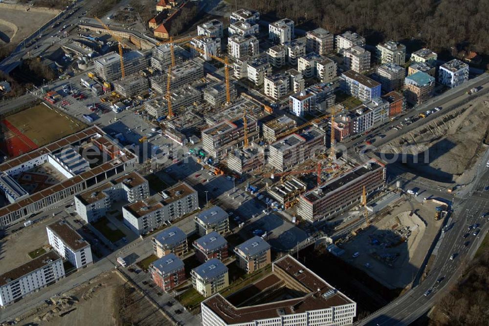 München from the bird's eye view: Entstehung des neuen Münchner Stadtquartiers Theresienhöhe. Auf dem 47,1 ha großen ehem. Messegelände am Rande der Innenstadt sollen in einer Mischung aus Kern- und Wohngebiet ca. 4000 bis 5000 Arbeitsplätze, 1400 Wohnungen, Schule, Kita, Grünflächen u.a. entstehen.