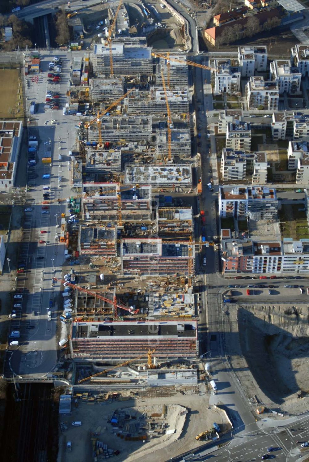 Aerial image München - Entstehung des neuen Münchner Stadtquartiers Theresienhöhe. Auf dem 47,1 ha großen ehem. Messegelände am Rande der Innenstadt sollen in einer Mischung aus Kern- und Wohngebiet ca. 4000 bis 5000 Arbeitsplätze, 1400 Wohnungen, Schule, Kita, Grünflächen u.a. entstehen.