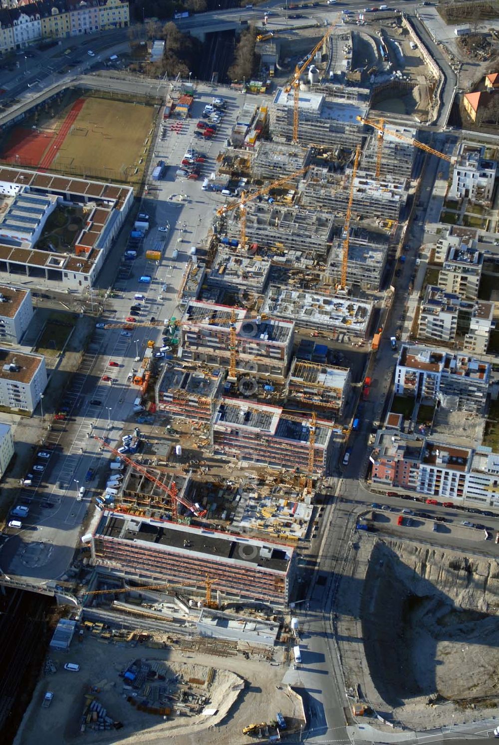 Aerial photograph München - Entstehung des neuen Münchner Stadtquartiers Theresienhöhe. Auf dem 47,1 ha großen ehem. Messegelände am Rande der Innenstadt sollen in einer Mischung aus Kern- und Wohngebiet ca. 4000 bis 5000 Arbeitsplätze, 1400 Wohnungen, Schule, Kita, Grünflächen u.a. entstehen.