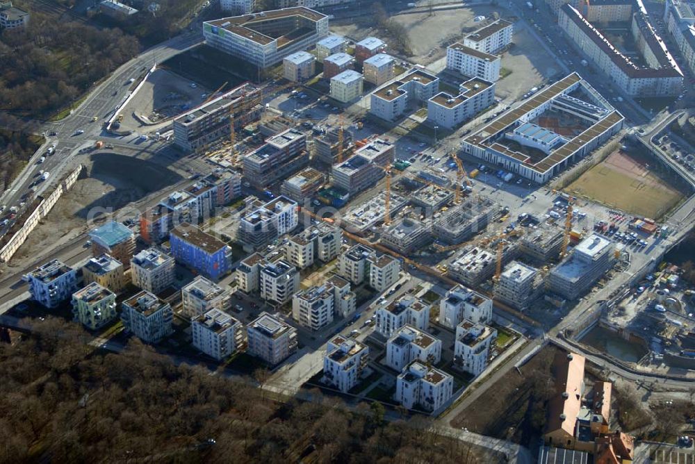 München from the bird's eye view: Entstehung des neuen Münchner Stadtquartiers Theresienhöhe. Auf dem 47,1 ha großen ehem. Messegelände am Rande der Innenstadt sollen in einer Mischung aus Kern- und Wohngebiet ca. 4000 bis 5000 Arbeitsplätze, 1400 Wohnungen, Schule, Kita, Grünflächen u.a. entstehen.