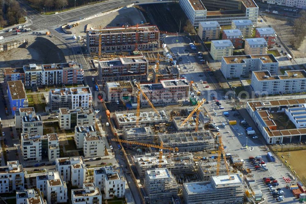 Aerial image München - Entstehung des neuen Münchner Stadtquartiers Theresienhöhe. Auf dem 47,1 ha großen ehem. Messegelände am Rande der Innenstadt sollen in einer Mischung aus Kern- und Wohngebiet ca. 4000 bis 5000 Arbeitsplätze, 1400 Wohnungen, Schule, Kita, Grünflächen u.a. entstehen.