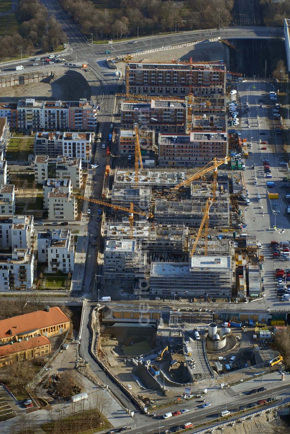 Aerial photograph München - Entstehung des neuen Münchner Stadtquartiers Theresienhöhe. Auf dem 47,1 ha großen ehem. Messegelände am Rande der Innenstadt sollen in einer Mischung aus Kern- und Wohngebiet ca. 4000 bis 5000 Arbeitsplätze, 1400 Wohnungen, Schule, Kita, Grünflächen u.a. entstehen.