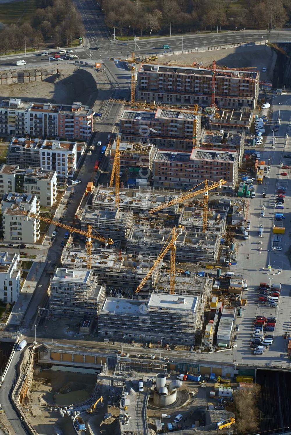 München from above - Entstehung des neuen Münchner Stadtquartiers Theresienhöhe. Auf dem 47,1 ha großen ehem. Messegelände am Rande der Innenstadt sollen in einer Mischung aus Kern- und Wohngebiet ca. 4000 bis 5000 Arbeitsplätze, 1400 Wohnungen, Schule, Kita, Grünflächen u.a. entstehen.