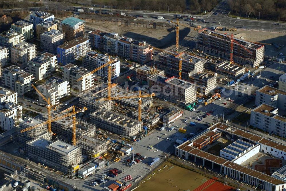 Aerial image München - Entstehung des neuen Münchner Stadtquartiers Theresienhöhe. Auf dem 47,1 ha großen ehem. Messegelände am Rande der Innenstadt sollen in einer Mischung aus Kern- und Wohngebiet ca. 4000 bis 5000 Arbeitsplätze, 1400 Wohnungen, Schule, Kita, Grünflächen u.a. entstehen.