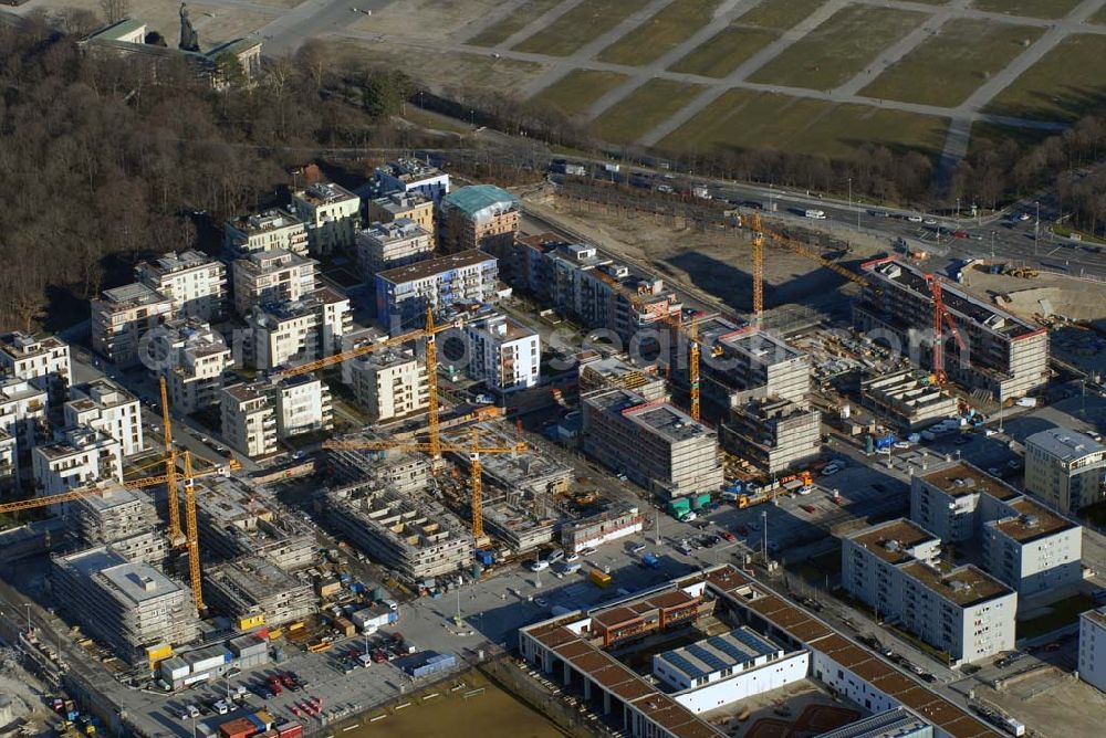 Aerial photograph München - Entstehung des neuen Münchner Stadtquartiers Theresienhöhe. Auf dem 47,1 ha großen ehem. Messegelände am Rande der Innenstadt sollen in einer Mischung aus Kern- und Wohngebiet ca. 4000 bis 5000 Arbeitsplätze, 1400 Wohnungen, Schule, Kita, Grünflächen u.a. entstehen.