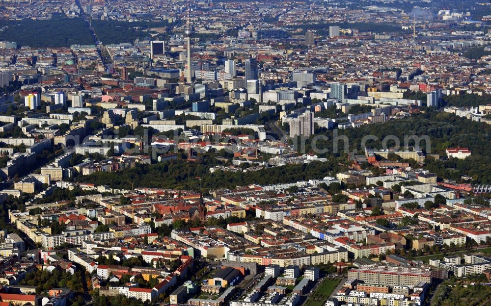 Berlin Friedrichshain from the bird's eye view: Building site of Townhouses in the Eldenaer Viertel on the area of the development zone Alter Schlachthof / Eldenaer Strasse