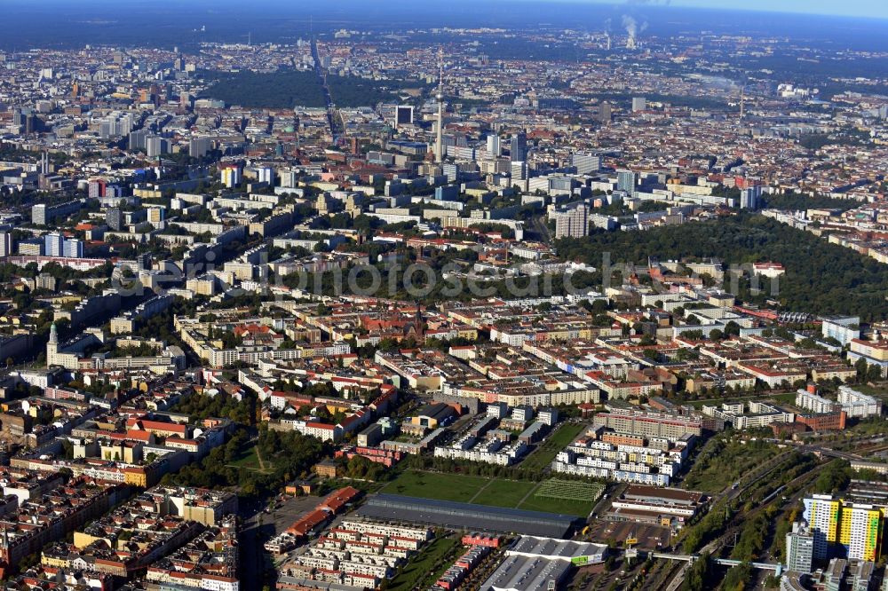 Aerial photograph Berlin Friedrichshain - Building site of Townhouses in the Eldenaer Viertel on the area of the development zone Alter Schlachthof / Eldenaer Strasse