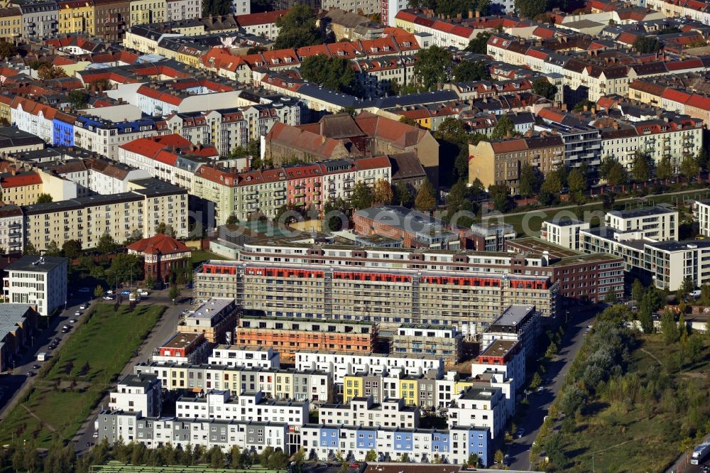 Berlin Friedrichshain from the bird's eye view: Building site of Townhouses in the Eldenaer Viertel on the area of the development zone Alter Schlachthof / Eldenaer Strasse