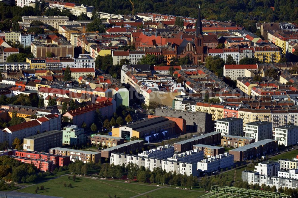 Berlin Friedrichshain from the bird's eye view: Building site of Townhouses in the Eldenaer Viertel on the area of the development zone Alter Schlachthof / Eldenaer Strasse