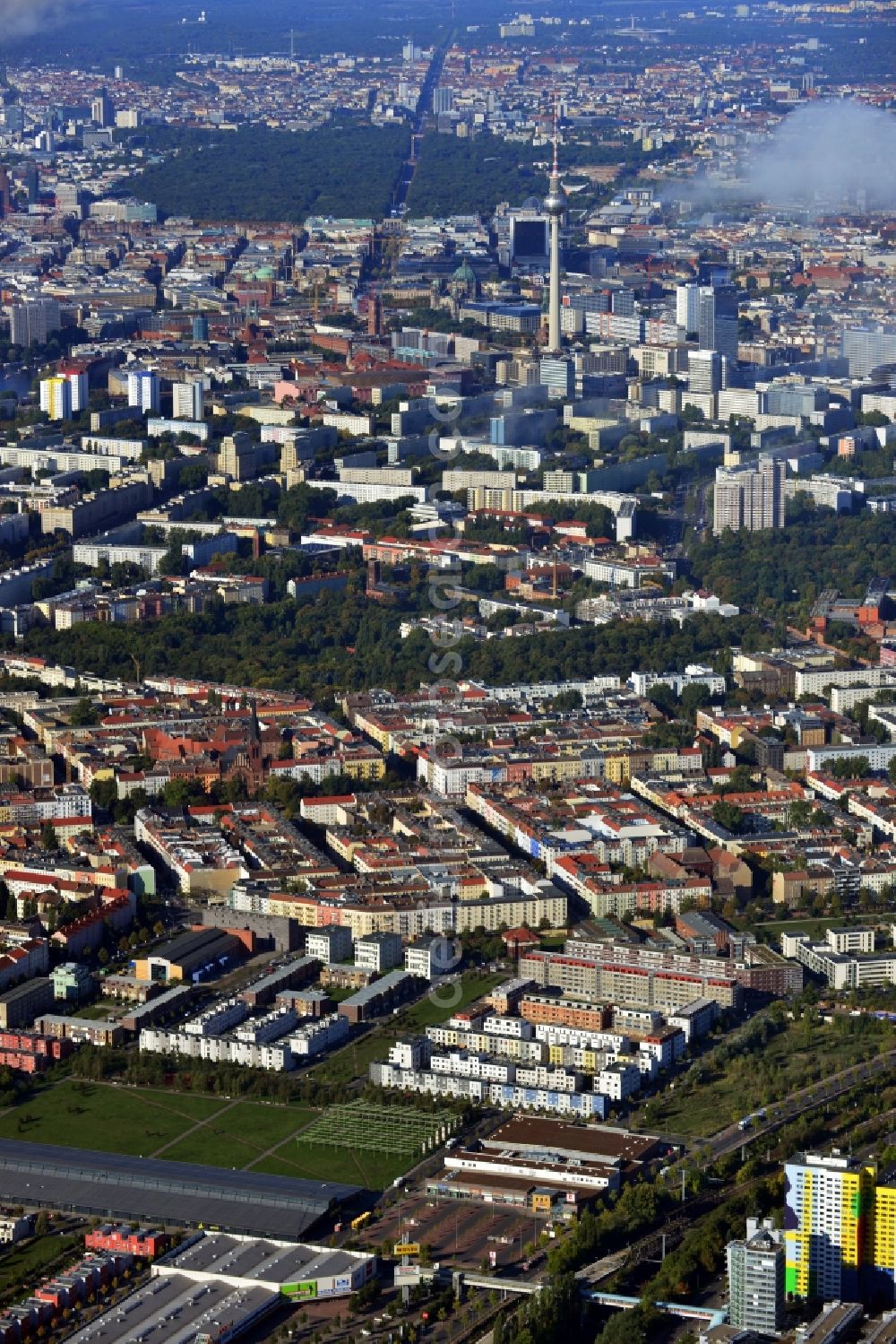 Berlin Friedrichshain from above - Building site of Townhouses in the Eldenaer Viertel on the area of the development zone Alter Schlachthof / Eldenaer Strasse