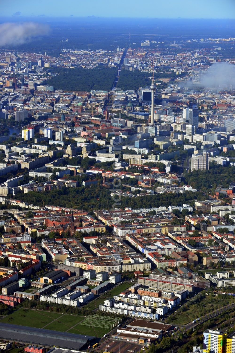 Berlin Friedrichshain from the bird's eye view: Building site of Townhouses in the Eldenaer Viertel on the area of the development zone Alter Schlachthof / Eldenaer Strasse