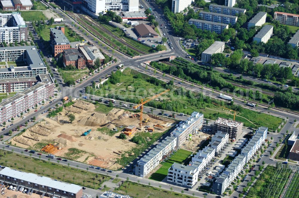 Berlin Prenzlauer Berg from above - Stadthäuser im Thaerviertel auf dem Areal Entwicklungsgebiet Alter Schlachthof / Eldenaer Straße. Zwischen der Straße Zur Innung und der Richard-Ermisch-Straße befinden sich die Eigentumswohnungen am Blankensteinpark, ein Projekt der Concepta Haus Baugesellschaft mbH. Zwischen der Thaerstraße und der Straße Zur Innung enstehen, durch die AVILA Management & Consulting AG, auf dem 3. Bauabschnitt Haus Johannes vom Kreuz Wohnungen, Stadthäuser und Gewerbeflächen. Townhouses in the Thaerviertel on the area of the development zone Alter Schlachthof / Eldenaer Strasse.