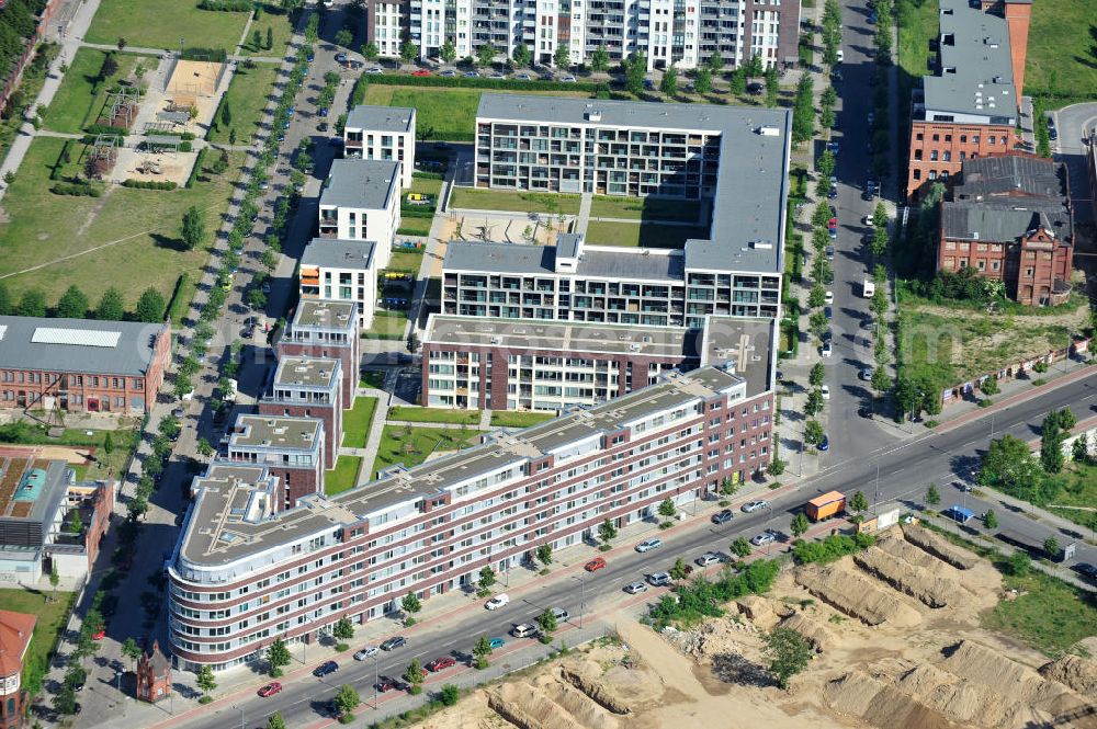 Aerial photograph Berlin Friedrichshain - Mehrfamilienhäuser im Thaerviertel auf dem Areal Entwicklungsgebiet Alter Schlachthof / Eldenaer Straße. Zwischen der Thaerstraße und der Agnes-Wabnitz-Straße entstanden Wohnungen durch die AVILA Management & Consulting AG, auf dem 1. Bauabschnitt Haus Elija und 2. Bauabschnitt Haus Edith Stein. Verwaltung erfolgt durch die petruswerk Katholische Wohnungsbau- und Siedlungsgesellschaft mbH, ein Unternehmen der Avila Gruppe. Apartment building in the Thaerviertel on the area of the development zone Alter Schlachthof / Eldenaer Strasse.