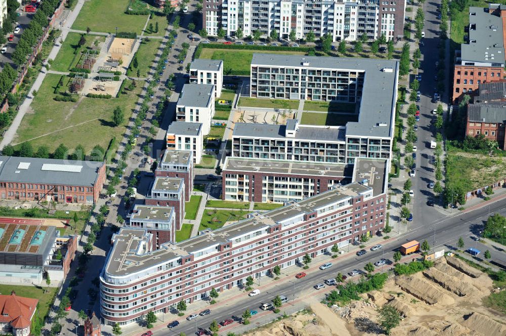 Berlin Friedrichshain from above - Mehrfamilienhäuser im Thaerviertel auf dem Areal Entwicklungsgebiet Alter Schlachthof / Eldenaer Straße. Zwischen der Thaerstraße und der Agnes-Wabnitz-Straße entstanden Wohnungen durch die AVILA Management & Consulting AG, auf dem 1. Bauabschnitt Haus Elija und 2. Bauabschnitt Haus Edith Stein. Verwaltung erfolgt durch die petruswerk Katholische Wohnungsbau- und Siedlungsgesellschaft mbH, ein Unternehmen der Avila Gruppe. Apartment building in the Thaerviertel on the area of the development zone Alter Schlachthof / Eldenaer Strasse.