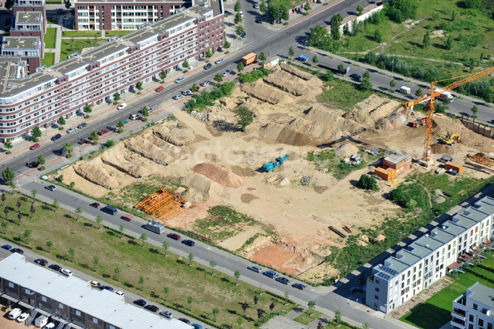 Berlin Prenzlauer Berg from above - Baustelle im Thaerviertel auf dem Areal Entwicklungsgebiet Alter Schlachthof / Eldenaer Straße. Zwischen der Thaerstraße und der Straße Zur Innung enstehen, durch die AVILA Management & Consulting AG, auf dem 3. Bauabschnitt Baufeld 2 Haus Johannes vom Kreuz Wohnungen, Stadthäuser und Gewerbeflächen. Building site in the Thaerviertel on the area of the development zone Alter Schlachthof / Eldenaer Strasse.