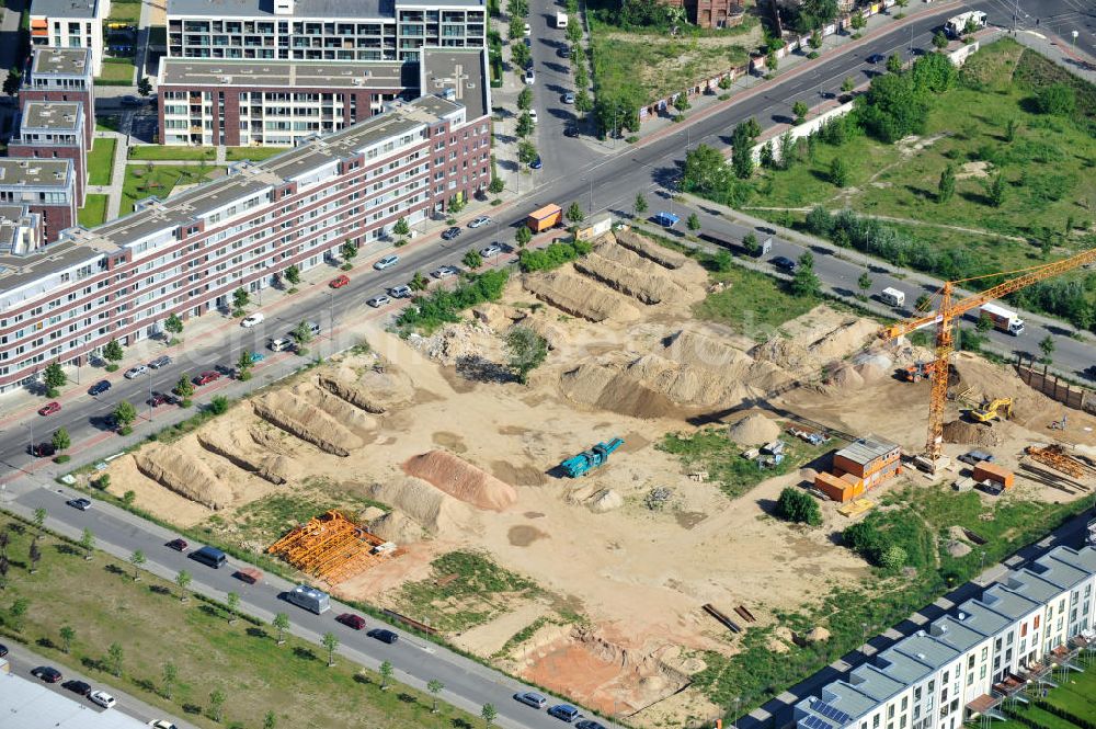 Berlin Prenzlauer Berg from the bird's eye view: Baustelle im Thaerviertel auf dem Areal Entwicklungsgebiet Alter Schlachthof / Eldenaer Straße. Zwischen der Thaerstraße und der Straße Zur Innung enstehen, durch die AVILA Management & Consulting AG, auf dem 3. Bauabschnitt Baufeld 2 Haus Johannes vom Kreuz Wohnungen, Stadthäuser und Gewerbeflächen. Building site in the Thaerviertel on the area of the development zone Alter Schlachthof / Eldenaer Strasse.