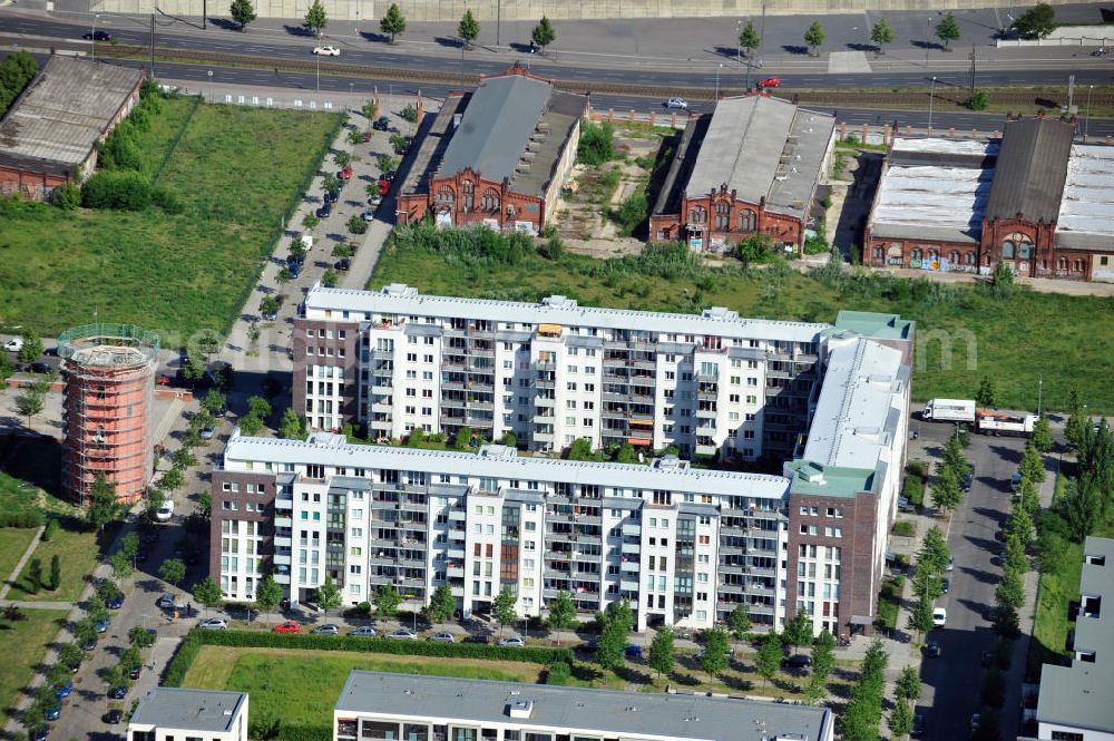 Aerial photograph Berlin Friedrichshain - Wohnanlage am Wasserturm im Hausburgviertel auf dem Areal Entwicklungsgebiet Alter Schlachthof / Eldenaer Straße. Ein Projekt der Okeanos Immobilien- Verwaltungs GmbH & Co. KG. Verwaltung erfolgt durch die ARWOBAU GmbH. Residential complex in the Hausburgviertel on the area of the development zone Alter Schlachthof / Eldenaer Strasse.