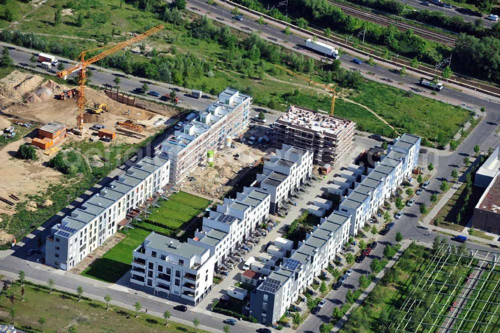 Berlin Friedrichshain from the bird's eye view: Baustelle im Thaerviertel auf dem Areal Entwicklungsgebiet Alter Schlachthof / Eldenaer Straße. Zwischen der Erich-Nehlhans-Straße und der Straße Zur Marktflagge befinden sich Stadthäuser, ein fertiges und ein im Bau befindliches Mehrfamilienhaus. Building site in the Thaerviertel on the area of the development zone Alter Schlachthof / Eldenaer Strasse.