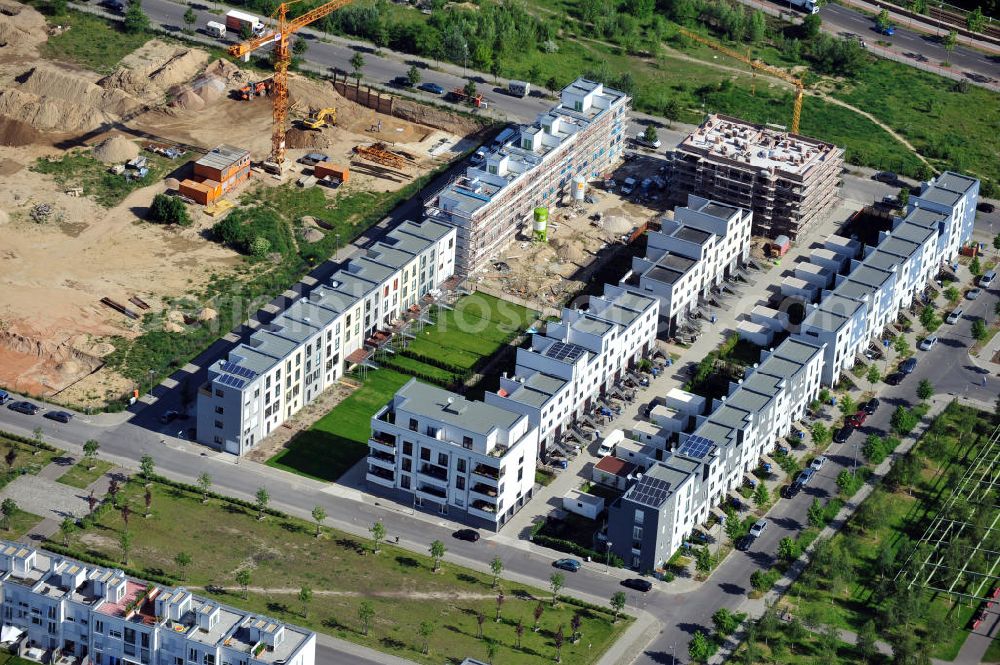 Aerial image Berlin Friedrichshain - Baustelle im Thaerviertel auf dem Areal Entwicklungsgebiet Alter Schlachthof / Eldenaer Straße. Zwischen der Erich-Nehlhans-Straße und der Straße Zur Marktflagge befinden sich Stadthäuser, ein fertiges und ein im Bau befindliches Mehrfamilienhaus. Building site in the Thaerviertel on the area of the development zone Alter Schlachthof / Eldenaer Strasse.