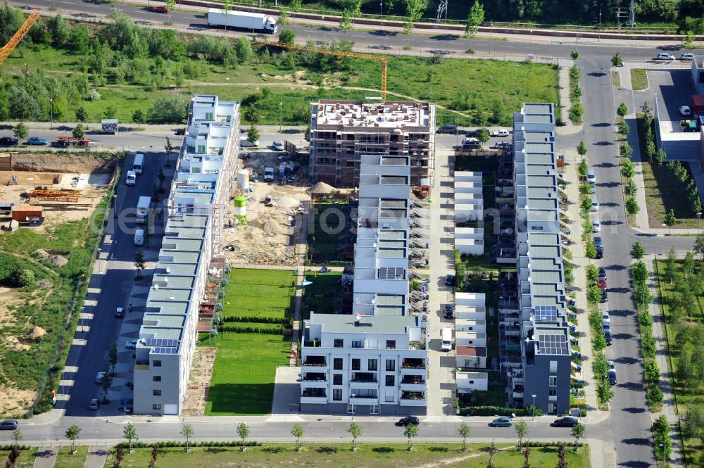 Berlin Friedrichshain from the bird's eye view: Baustelle im Thaerviertel auf dem Areal Entwicklungsgebiet Alter Schlachthof / Eldenaer Straße. Zwischen der Erich-Nehlhans-Straße und der Straße Zur Marktflagge befinden sich Stadthäuser, ein fertiges und ein im Bau befindliches Mehrfamilienhaus. Building site in the Thaerviertel on the area of the development zone Alter Schlachthof / Eldenaer Strasse.