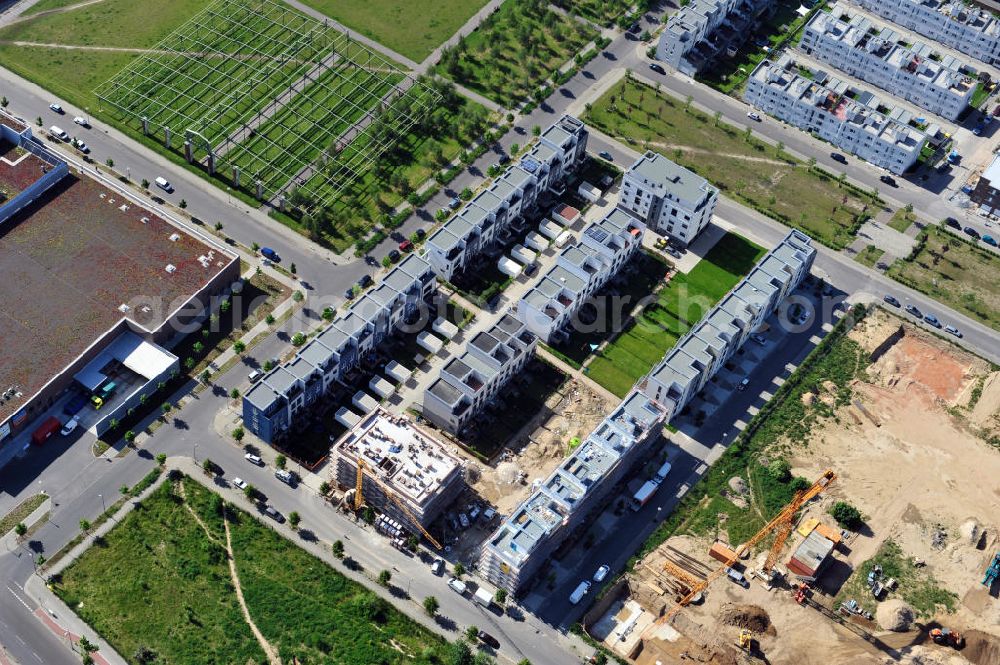 Aerial image Berlin Friedrichshain - Baustelle im Thaerviertel auf dem Areal Entwicklungsgebiet Alter Schlachthof / Eldenaer Straße. Zwischen der Erich-Nehlhans-Straße und der Straße Zur Marktflagge befinden sich Stadthäuser, ein fertiges und ein im Bau befindliches Mehrfamilienhaus. Building site in the Thaerviertel on the area of the development zone Alter Schlachthof / Eldenaer Strasse.